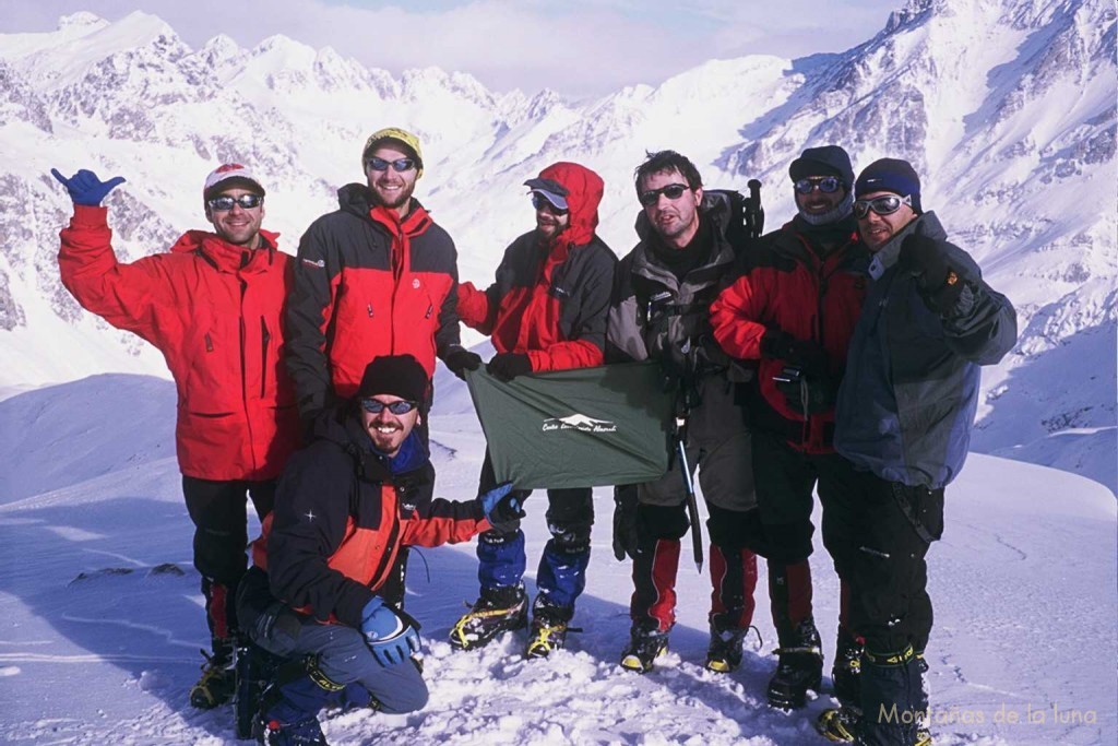 De izquierda a derecha: Víctor, Javi, Juanito, Trino, Joaquín, David y Quique en la cima del Pico de Bacías, 2.754 mts.